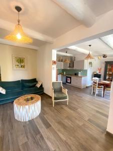 Maisons de vacances Maison de ville avec piscine prive : photos des chambres