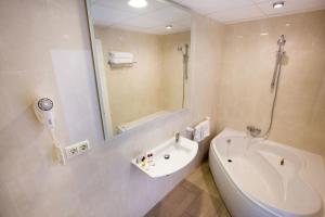 Double Room with Hydromassage Bath room in Cleopatra Spa Hotel