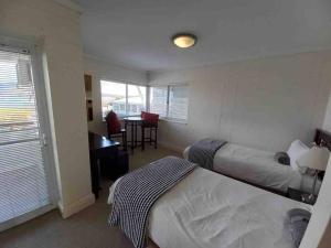 WATERFRONT - 1 South Quay lovely two bed on water