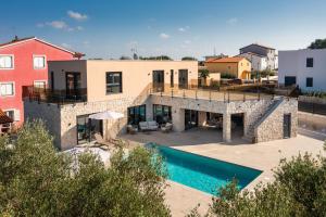 Modern Villa Ava with outdoor pool in Tar