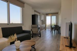 Phaedrus Living Coral Suites Bliss