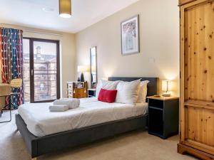 City Centre Incredible 2BR Corner Apt with Balcony - Pass the Keys