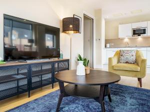 City Centre Incredible 2BR Corner Apt with Balcony - Pass the Keys