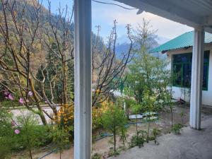 LAshrum Cafe & Inn