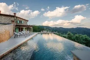 Villa Grema, a Farmhouse with Infinity Pool - Lucese