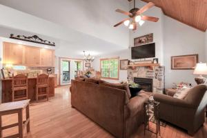 6 Mi to Branson Strip! Lakefront Home with Fireplace