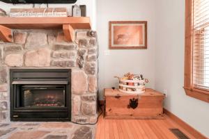 6 Mi to Branson Strip! Lakefront Home with Fireplace