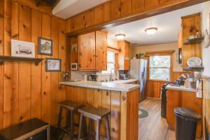 Crestline Cabin Close to Lake Arrowhead and Skiing