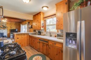 Crestline Cabin Close to Lake Arrowhead and Skiing