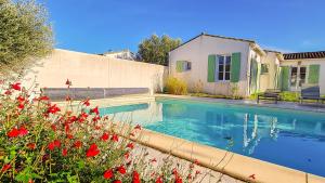 Villa récente de style réthais avec piscine chauffée et jardin paysager