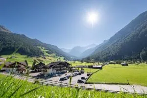 Hotel Bacher - Riva di Tures