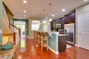 6 Mi to Rehoboth Beach Townhome with Pool Access!