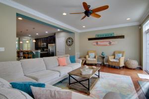 6 Mi to Rehoboth Beach Townhome with Pool Access!