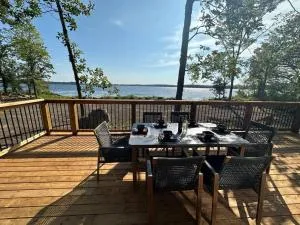 Dom Chalet Waterfront at Stoco Lake - Ompah