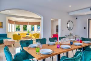 Villa Esarjo with Heated Pool and Sea View