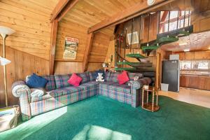 A Ski View - A-Frame cabin walking distance to Bear Mountain