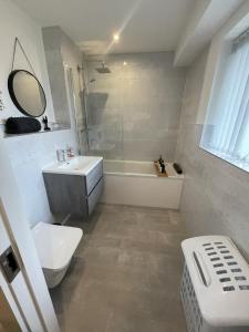 Spring Stays In Modern And Cozy 2 Bed City Centre Apartment With Free Secure Parking Space