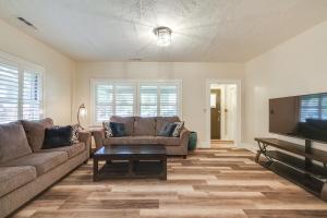 Sunny Turlock Cottage Walk to Downtown!