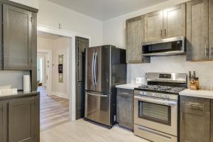 Sunny Turlock Cottage Walk to Downtown!