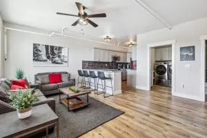 Mountain-View Deck Stylish Virginia City Apt! - فالون