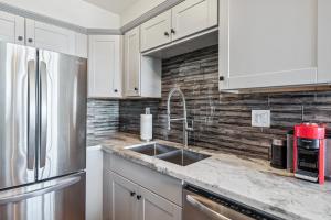 Ski and Relax Mtn-View Apt with Deck in Virginia City