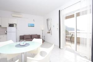 Apartments by the sea Podgora, Makarska - 21817