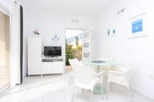 Apartments by the sea Podgora, Makarska - 21817