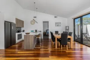 Ocean Breeze in Broadbeach - Linen, heated pool, Free EV Charger - Korumburra
