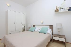 Apartments with parking space Kornic, Krk - 415