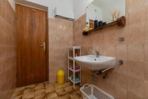 Apartments by the sea Balica Rat, Omis - 1065