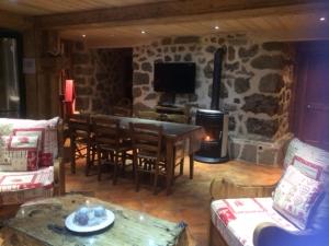 Appartement Montagnard avec Sauna, Terrasse & Poêle à Bois - Proche Pistes et Commerces - FR-1-467-87