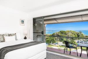 11 James Cook Apartments - w. pool & beach access