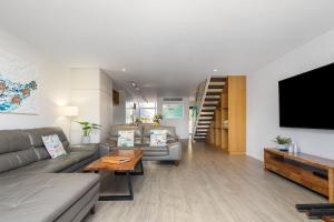 4 James Cook Apartments - renovated beachside pad