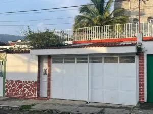 comfortable and spacious house with garage - Escuintla