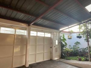 comfortable and spacious house with garage