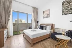 Upmarket Apartment with a Pool, Gym & Private Balcony - Ghantoot