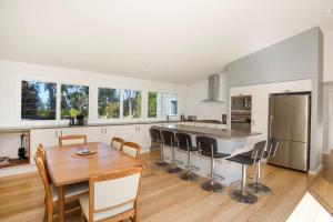 The Cabin - Waterfront with Fireplace - 5 mins to the Bay