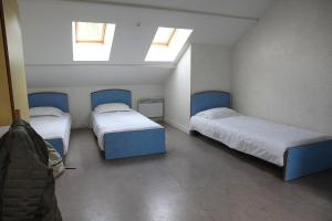 Auberges de jeunesse Auberge de Jeunesse HI Genets : Chambre Triple