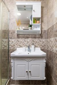 Comfy Apartment with Private Parking