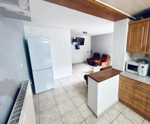 Chambre et SDD privées dans une maison partagée avec des résidents