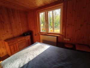 Domek z kominkiem w lesie nad Rzeką