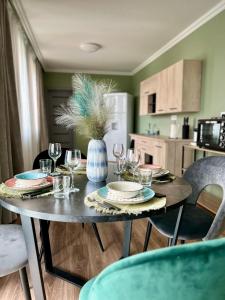 Becca’s Downtown Apartment with private parking