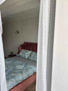 Becca’s Downtown Apartment with private parking