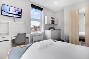 Medium Studio Apartment on Linthorpe Road, Middlesbrough with Free WiFi, Free Private Parking, Smart TV & Self-Catering Kitchen