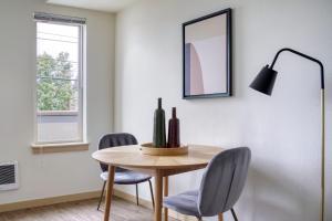 Wallingford jr 1br w bbq nr dining shopping SEA-640