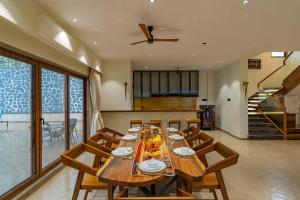 StayVistas Amorist Villa - Amidst Greenery with Terrace, Kids Zone, Snooker Table, Turf