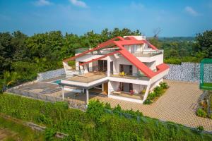 StayVistas Amorist Villa - Amidst Greenery with Terrace, Kids Zone, Snooker Table, Turf