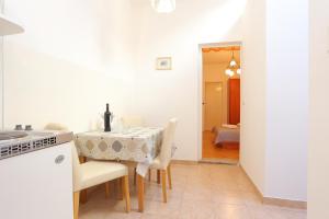 Apartments by the sea Duce, Omis - 946