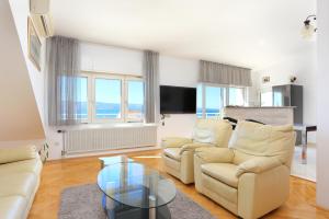 Apartments by the sea Duce, Omis - 946