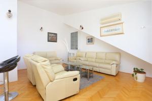 Apartments by the sea Duce, Omis - 946